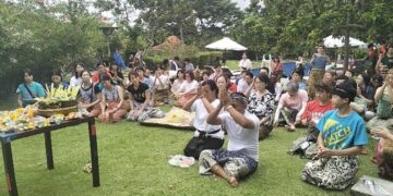 Belajar Memahami Tuhan dari Cara Orang Lain Berdoa